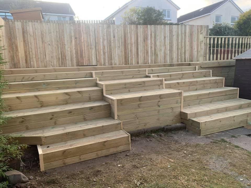 Garden fencing with integrated steps and landscaping