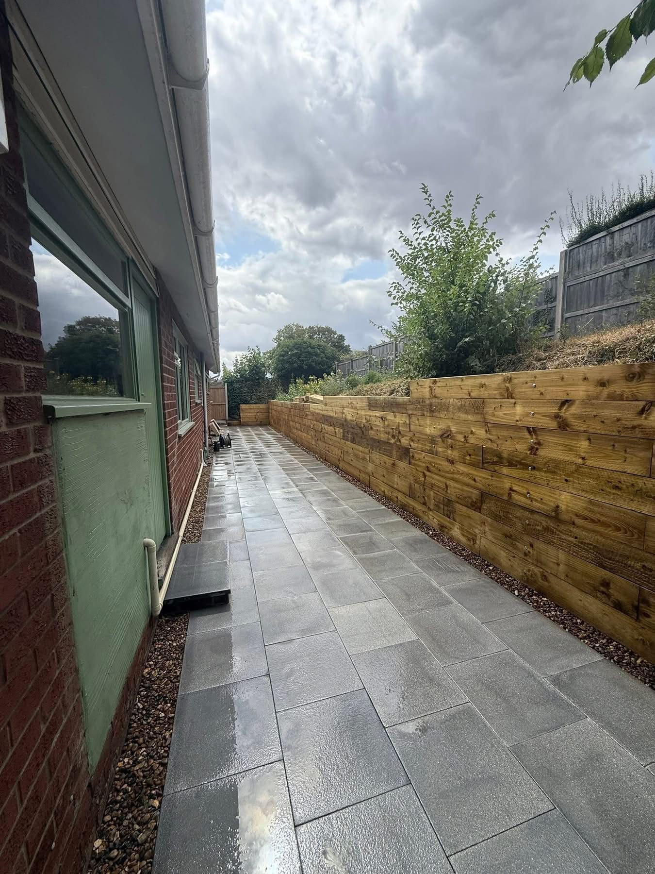 Retaining wall with integrated patio area and steps